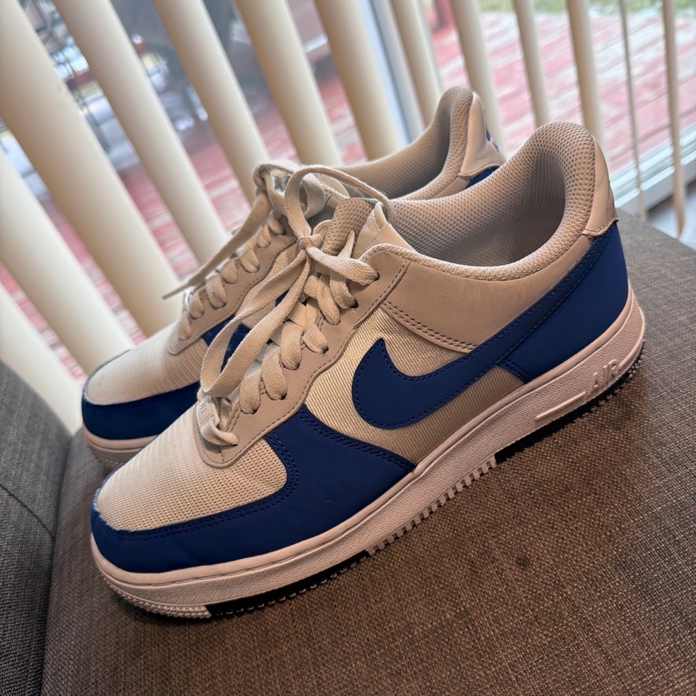 Nike Men's White and Blue Low-Top Athletic Sneakers